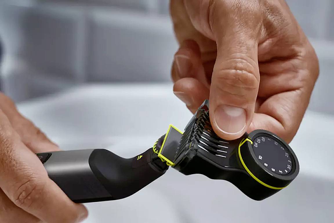 Eine Hand passt den Aufsatz eines elektrischen Rasierers an. Der Rasierer hat ein modernes Design und zeigt eine Präzisionseinstellung.