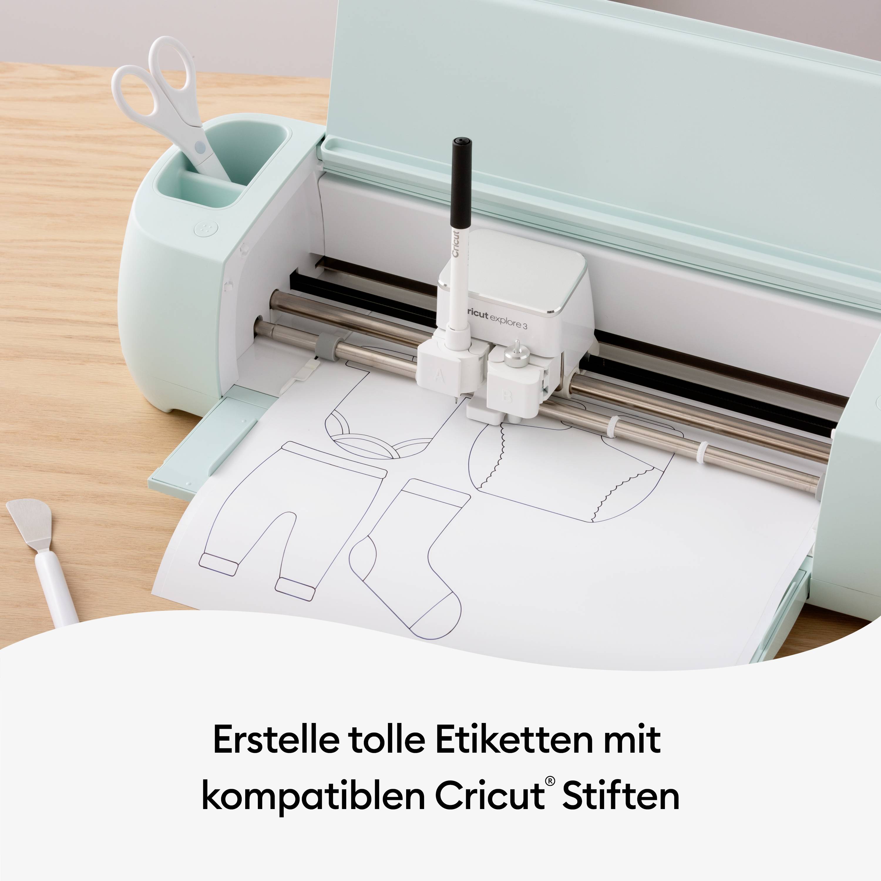 Eine Schneidemaschine, die auf Papier Kleidungsmuster druckt. Daneben steht Text: 'Erstelle tolle Etiketten mit kompatiblen Cricut Stiften'.