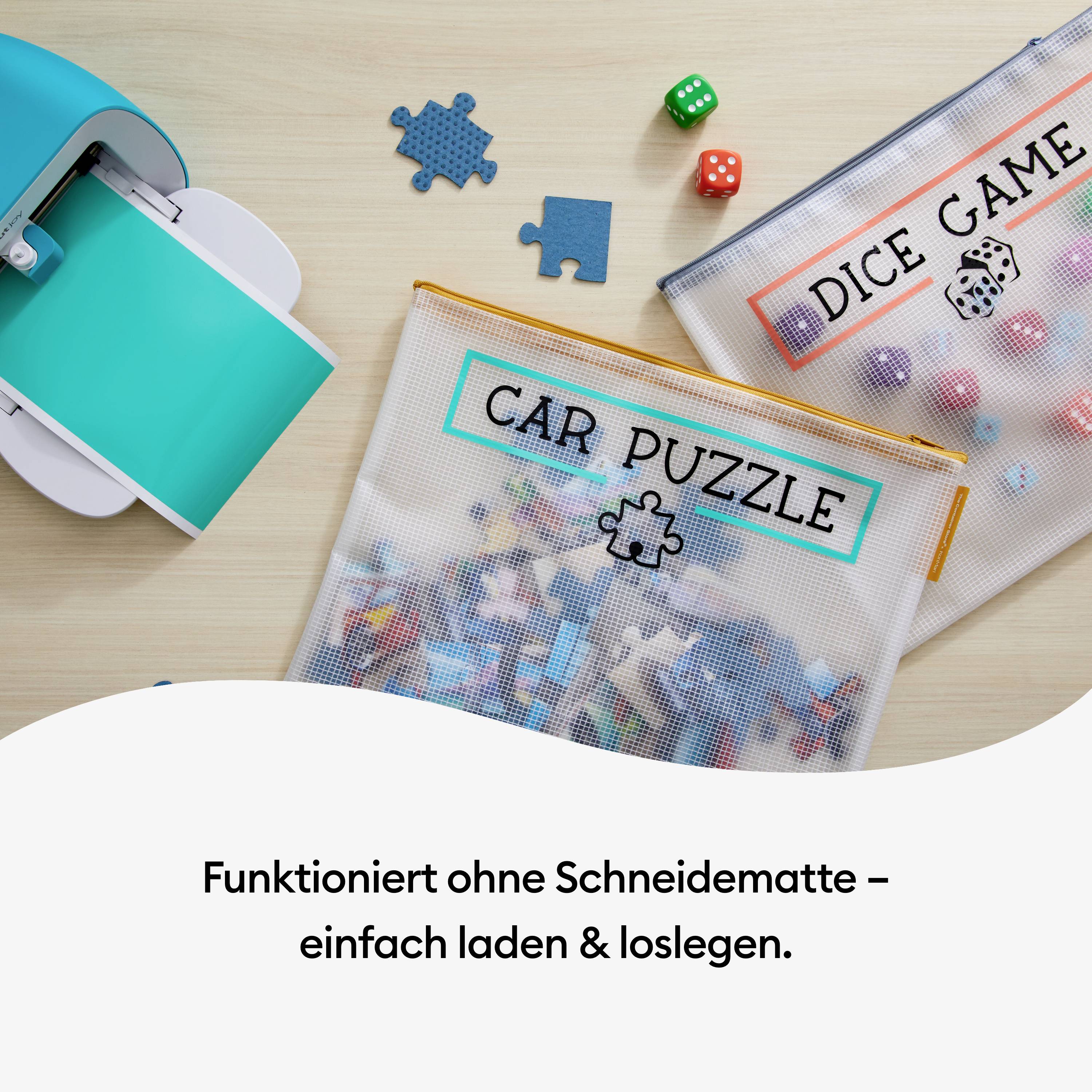 Ein Drucker, der Etiketten für Beutel druckt. Die Beutel sind mit den Worten 'CAR PUZZLE' und 'DICE GAME' beschriftet.