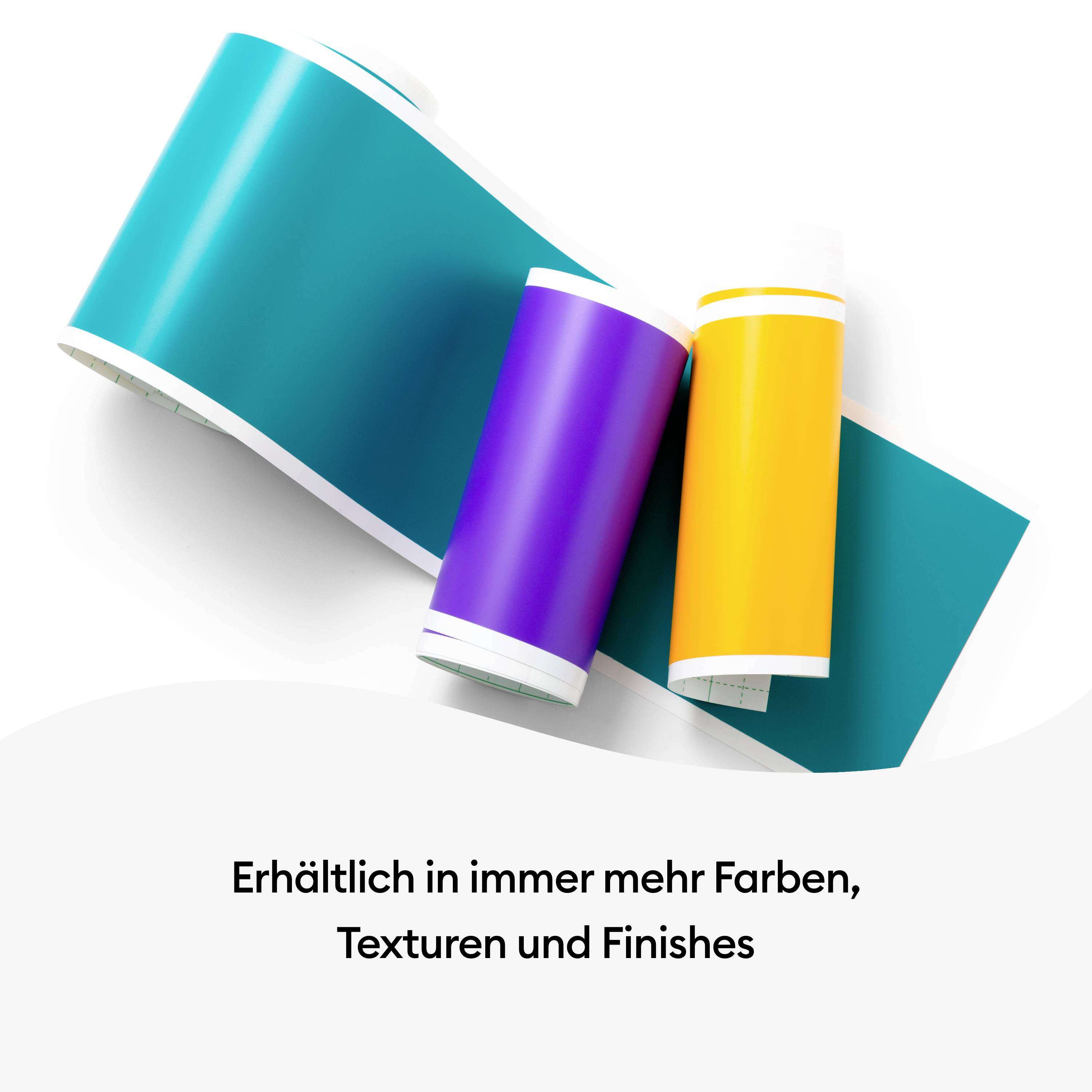 Drei Farbrollen in Türkis, Lila und Orange auf hellem Hintergrund. Text: 'Erhältlich in immer mehr Farben, Texturen und Finishes'.