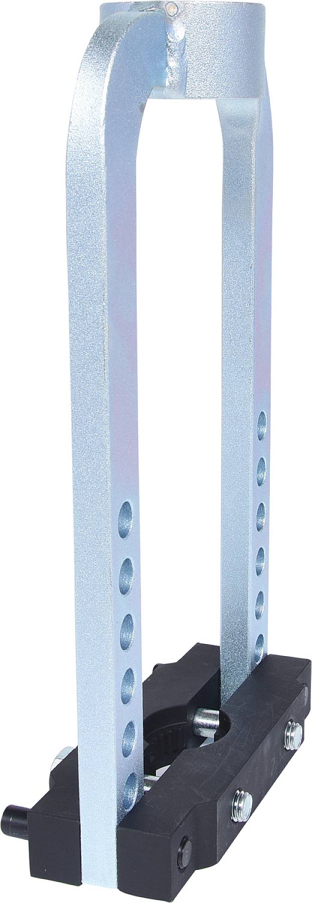 Halterung aus Metall mit Löchern, befestigt an einer schwarzen Basis. Wird möglicherweise zur Unterstützung oder Befestigung verwendet.