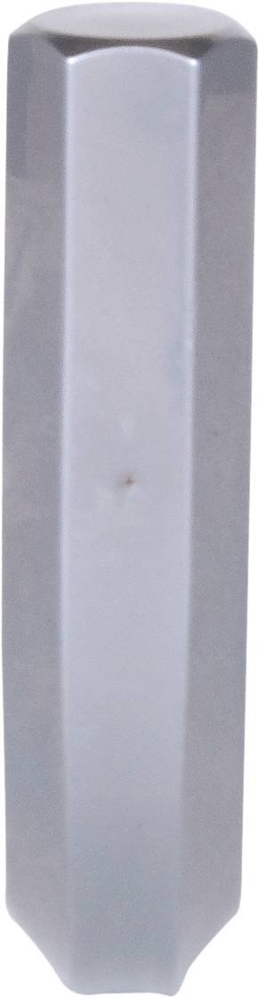 Ein sechseckiges, graues Metallobjekt mit glänzender Oberfläche und leichtem Kratzer in der Mitte.