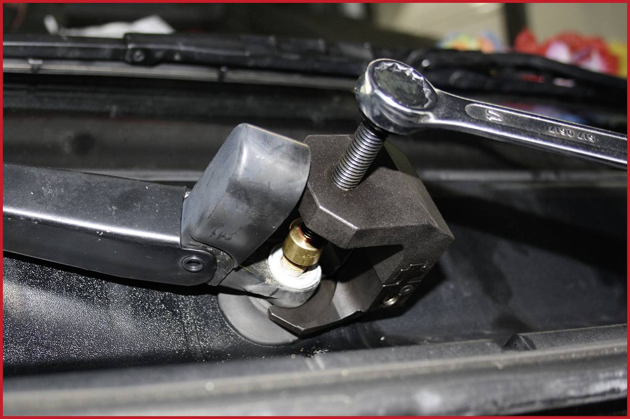 'Mutter auf einem Scheibenwischerarm mit einem Schraubenschlüssel gelöst.'