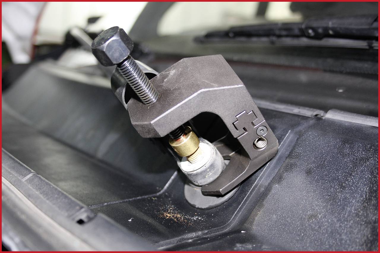 Ein Werkzeug zum Entfernen eines Scheibenwischerarms befestigt an der Basis eines Autoscheibenwischers.