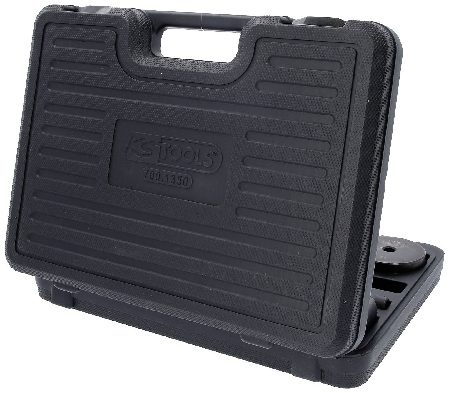 Schwarzer Werkzeugkoffer mit Griff und eingeprägtem Logo. Koffer steht leicht geöffnet, zeigt Werkzeuge innen nicht sichtbar.