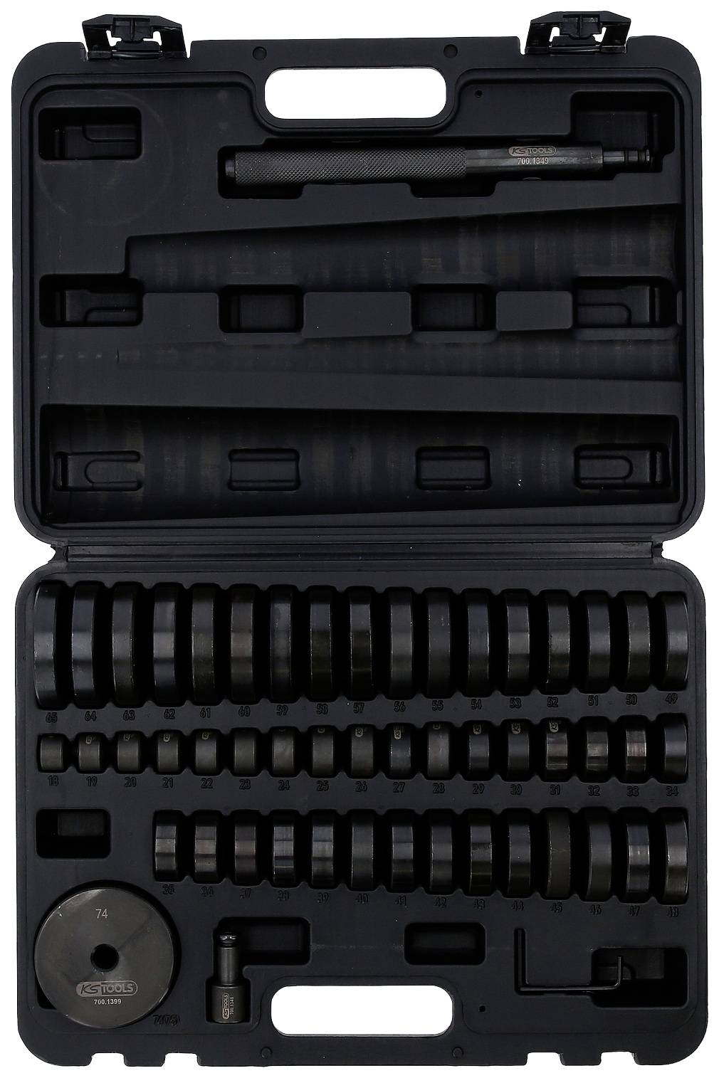 Ein offener Werkzeugkoffer mit verschiedenen Metallaufsätzen und -teilen in geordneten Reihen. Hauptsächlich für Fahrzeugreparaturen.