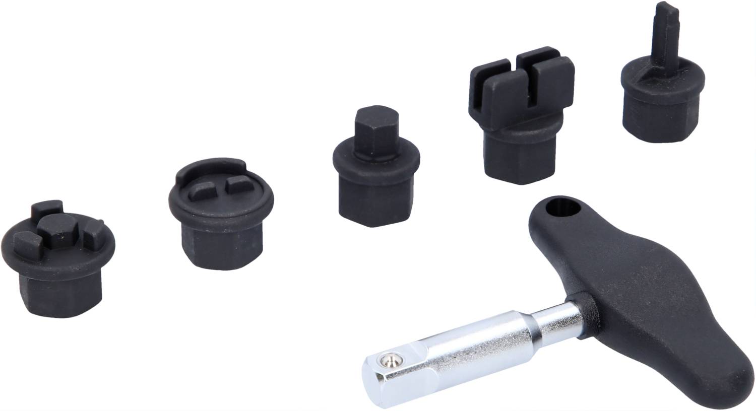 Fünf verschiedene schwarze Bits und ein Schraubendreher mit silbernem Schaft und schwarzem Griff, auf einer weißen Oberfläche.