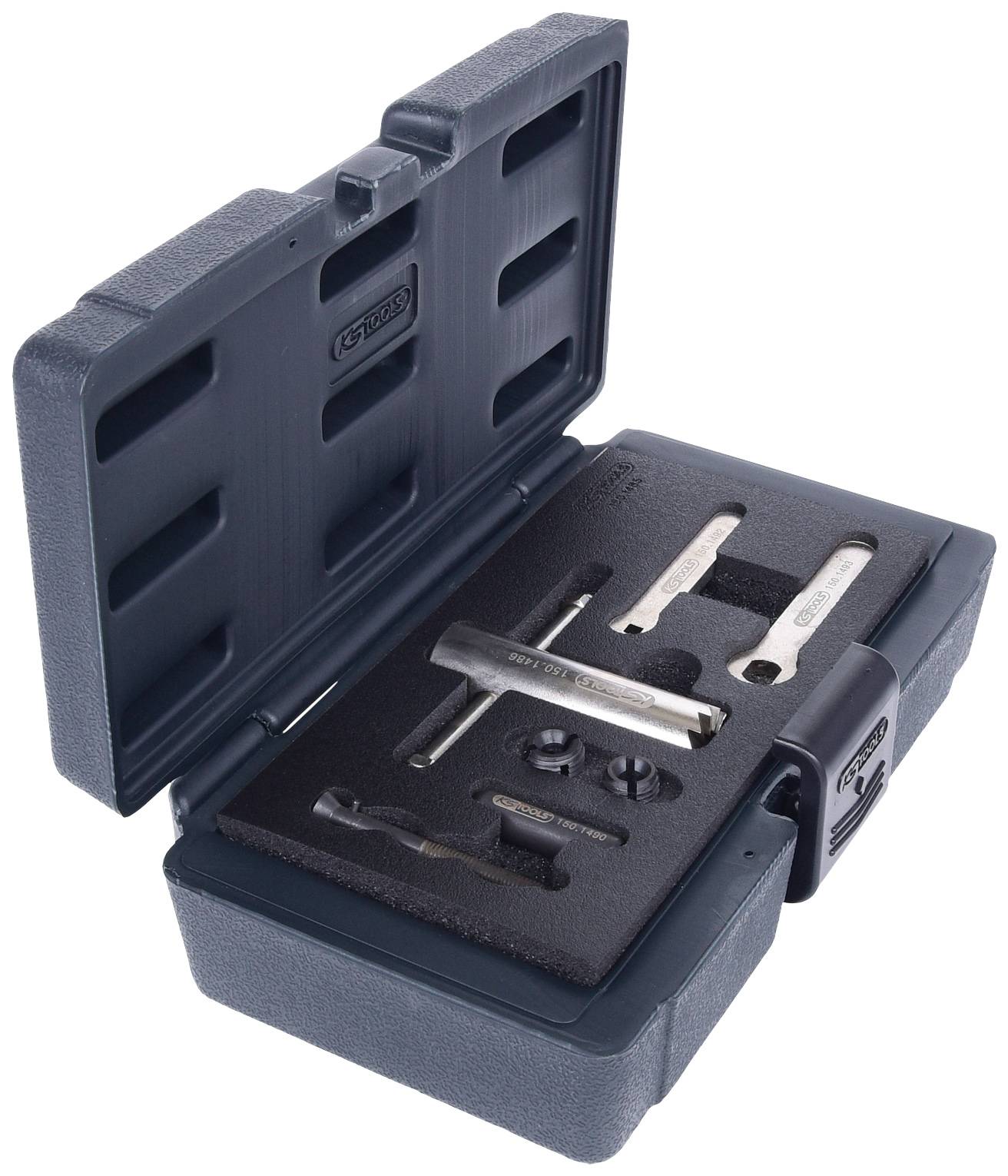 Offene Werkzeugbox mit Schraubenschlüssel-Set, Schrauben und weiteren kleinen Werkzeugteilen auf schwarzem Schaumstoff.