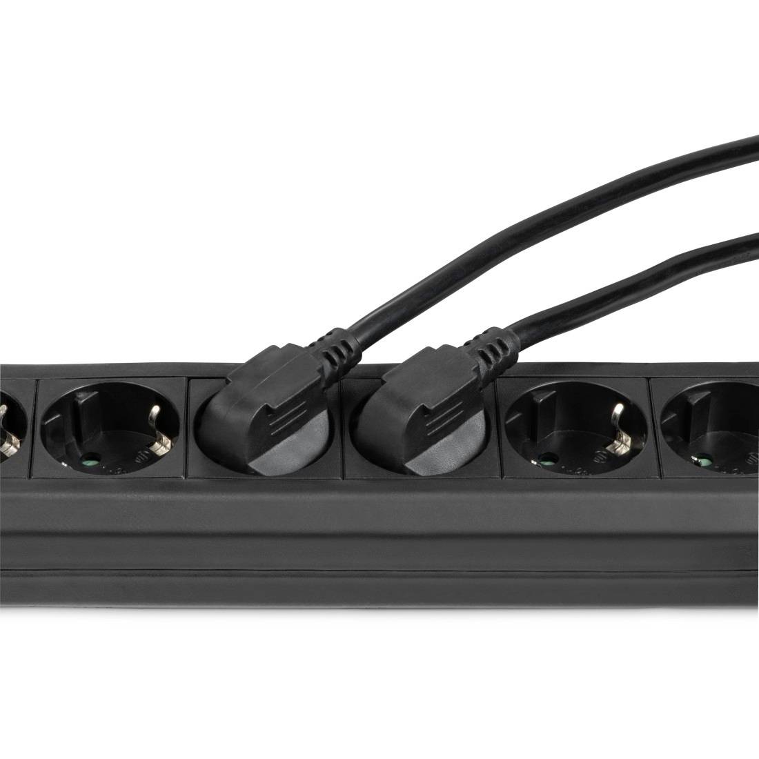 Eine schwarze Mehrfachsteckdose mit zwei eingesteckten Kabeln, umgeben von leeren Steckplätzen, auf weißem Hintergrund.