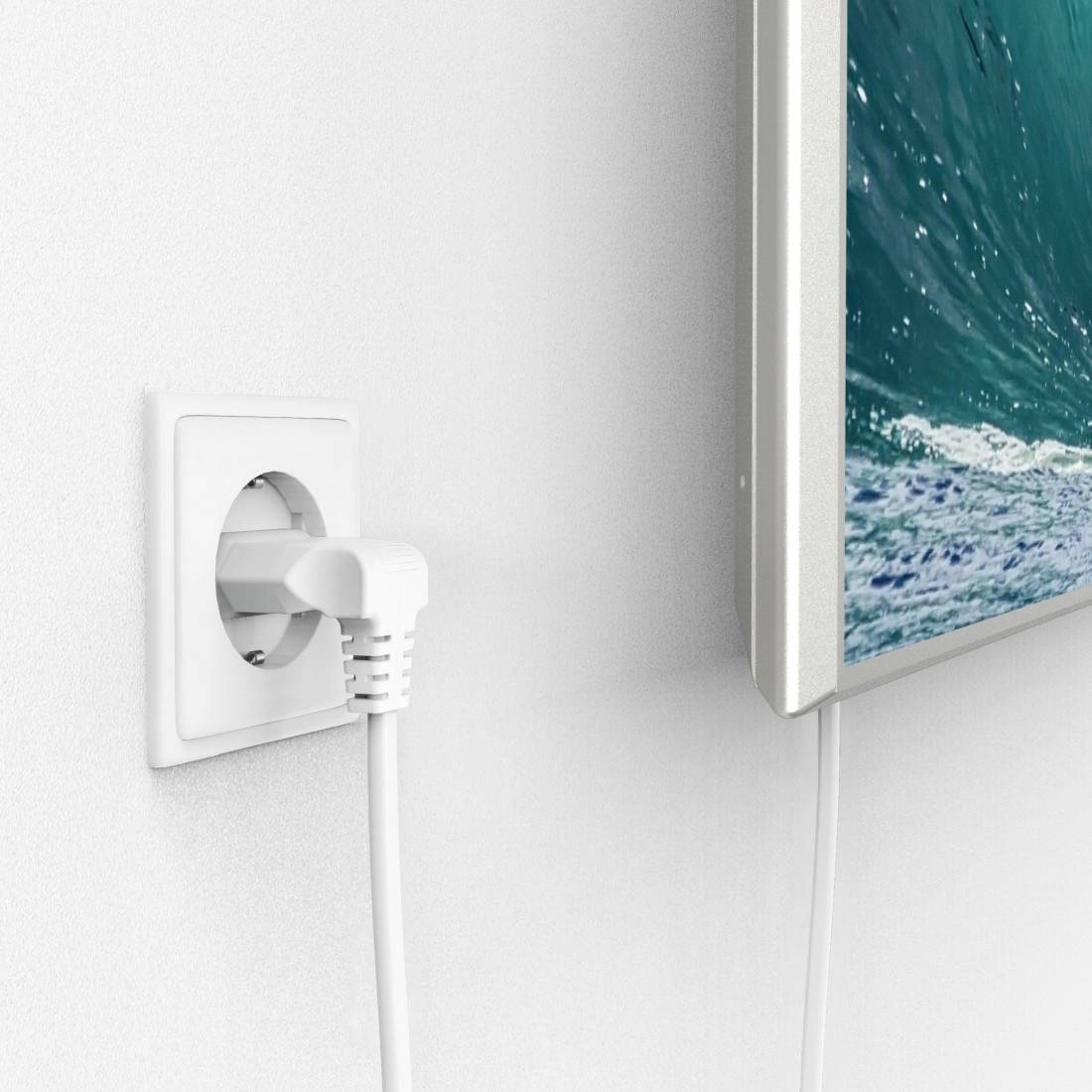 Ein Fernseher zeigt eine Nahaufnahme von Wellen. Ein Stromkabel ist in die Wandsteckdose eingesteckt und mit dem Fernseher verbunden.