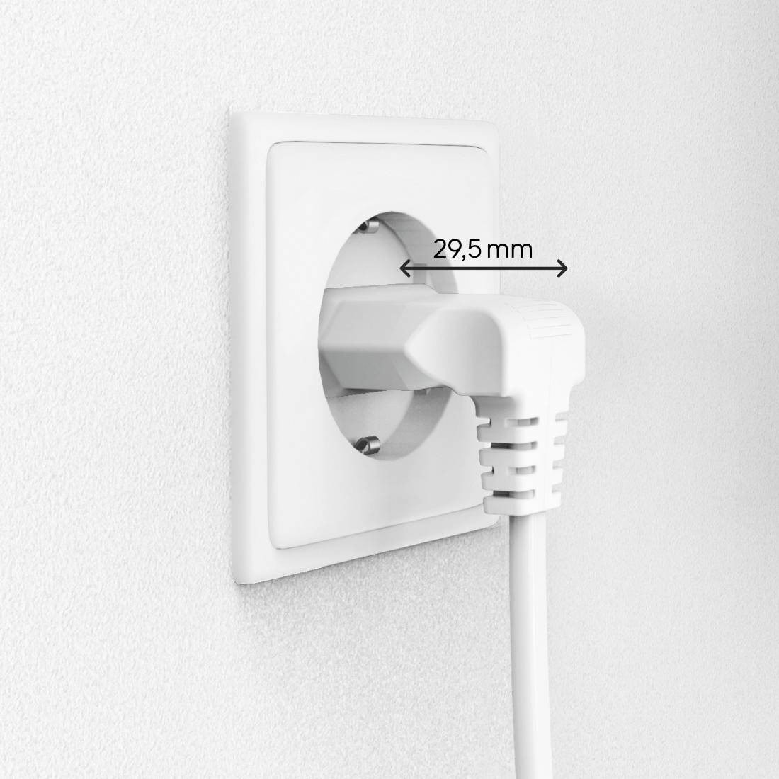 Steckdose mit eingestecktem Stecker, Abstand zwischen Wand und Stecker 29,5 mm.