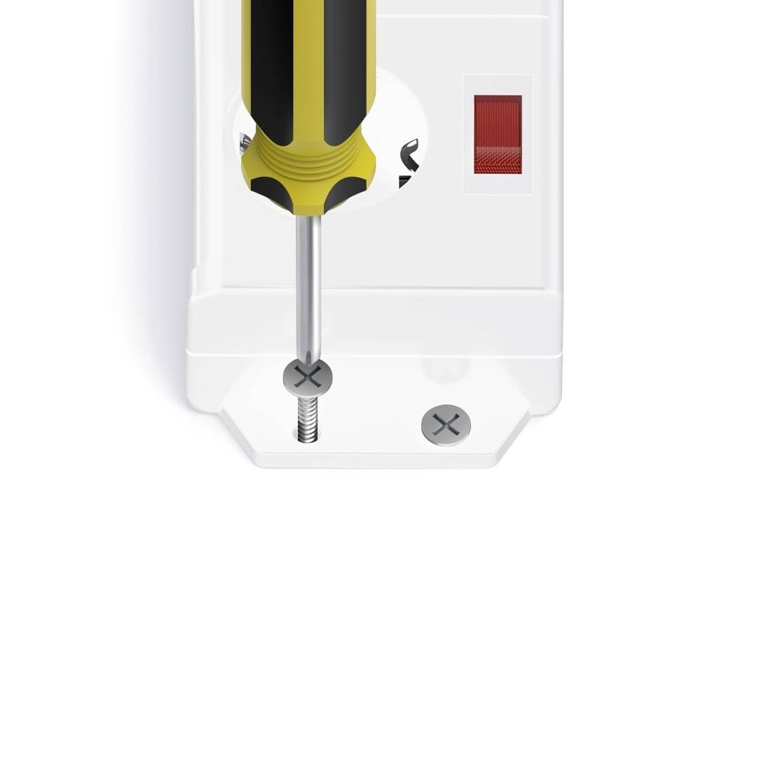 Ein gelber Schraubendreher zieht eine Schraube an einer weißen Wandsteckdose fest.