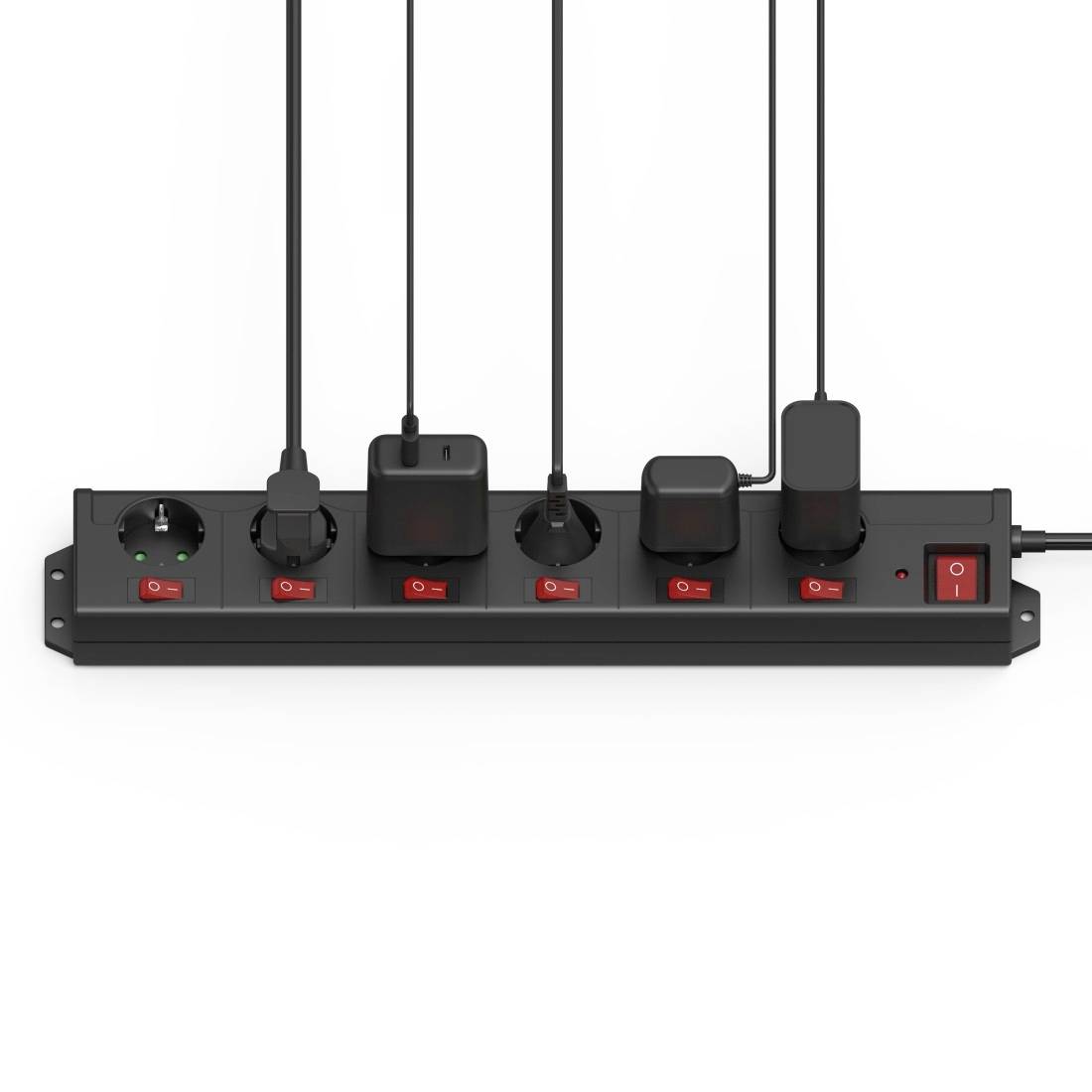 'Mehrfachsteckdosenleiste mit fünf eingesteckten Geräten, jedes mit eigenem Schalter. Gerät am Ende zeigt eingebaute Sicherungsschalter.'