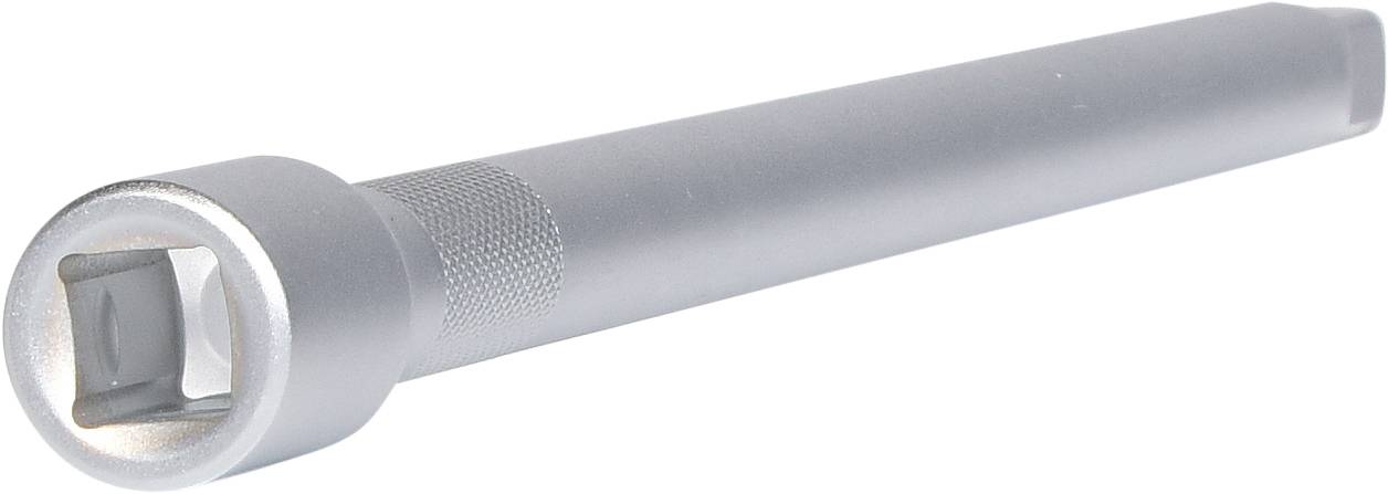 Ein silberner Steckschlüsseleinsatz-Verlängerungsaufsatz für den Einsatz mit einem Steckschlüsselsatz, vor weißem Hintergrund.