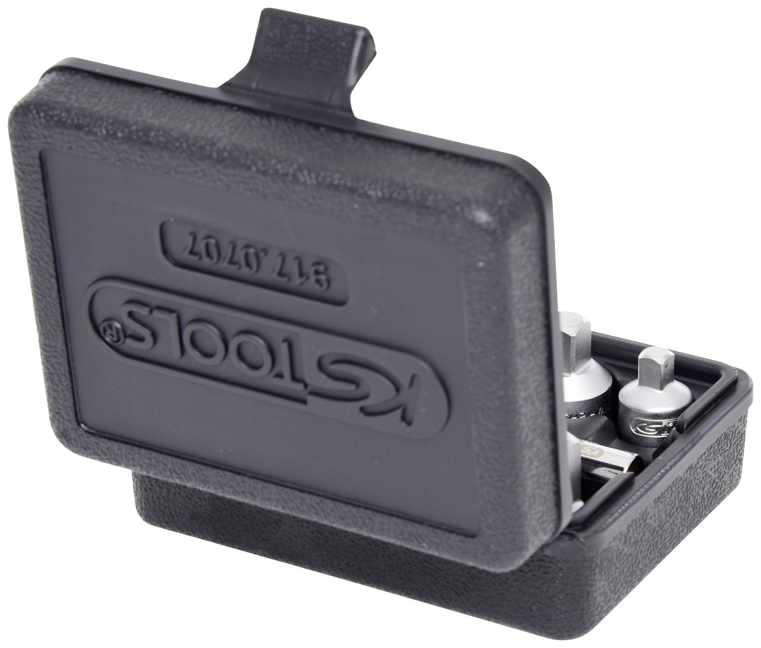 Eine kleine schwarze Werkzeugbox, geöffnet und teilweise sichtbar, mit mehreren Metallaufsätzen und Schraubenschlüsseln im Inneren.