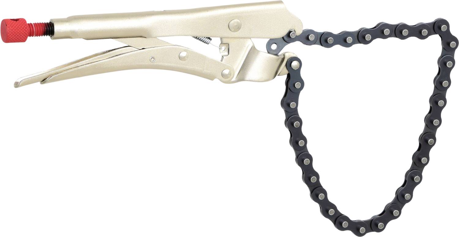 Ein Kettenrohrschlüssel in Gold mit einer roten Spitze. Das Werkzeug hat eine Kette, die zum Greifen und Drehen von Rohren verwendet wird.