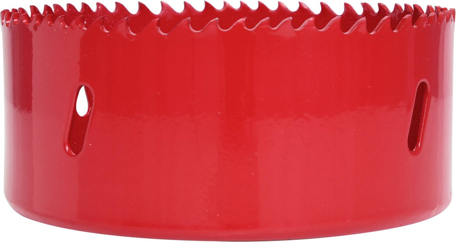 Roter Metallsägekranz mit scharfen Zähnen, seitlichen Schlitzen und zylindrischer Form, verwendet für das Bohren großer Löcher in Materialien.