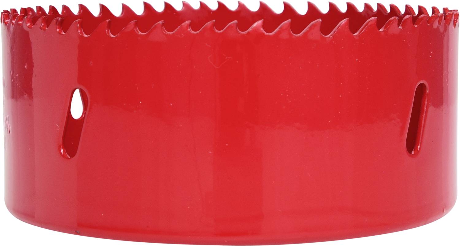 Roter Lochsägenaufsatz mit gezackten Kanten und seitlichen Öffnungen, verwendet zum Bohren großer Löcher in verschiedene Materialien.