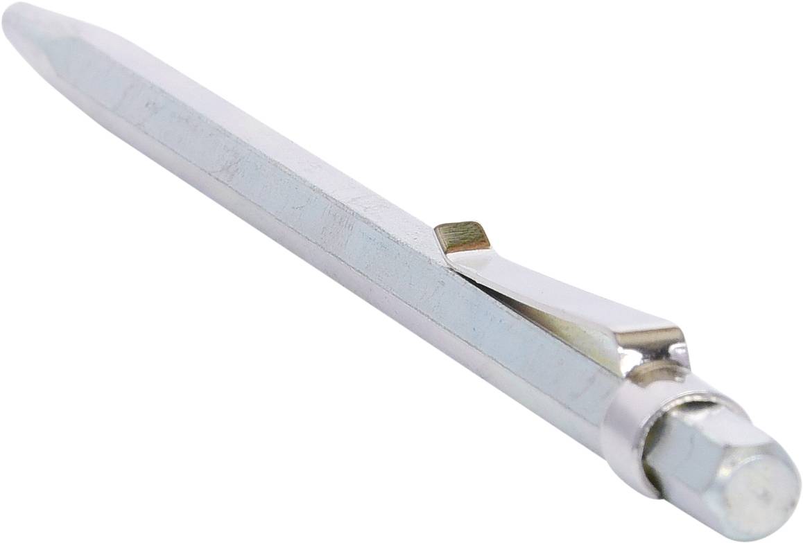 Ein silberner Schmiernippel für eine Fettpresse liegt auf einem weißen Hintergrund. Das Bauteil hat ein abgeschrägtes Endstück.