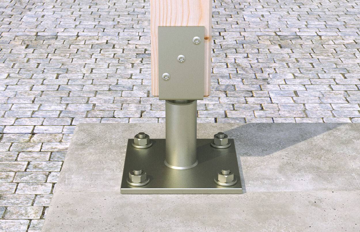 Metallische Sockelstütze mit Bolzen befestigt auf Betonboden, stützt vertikalen Holzpfosten auf gepflastertem Untergrund.