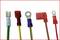 Fünf verschiedene Kabel mit bunten Kunststoffummantelungen und Metallenden, die verschiedene Kabelanschlusstypen darstellen.