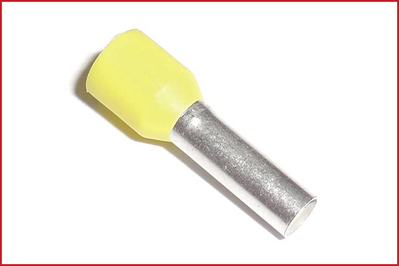 Eine gelbe Aderendhülse mit metallischem Schaft, isoliert auf weißem Hintergrund.