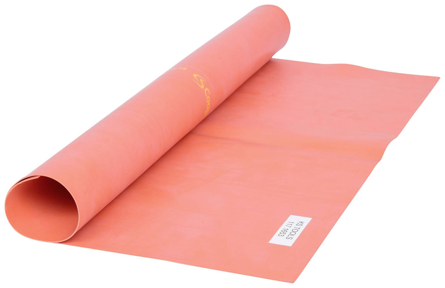 Orange Yogamatte, teilweise ausgerollt, liegt auf einer Oberfläche. Obenauf ist ein kleines Etikett mit der Aufschrift 'YOGA STUDIO' sichtbar.