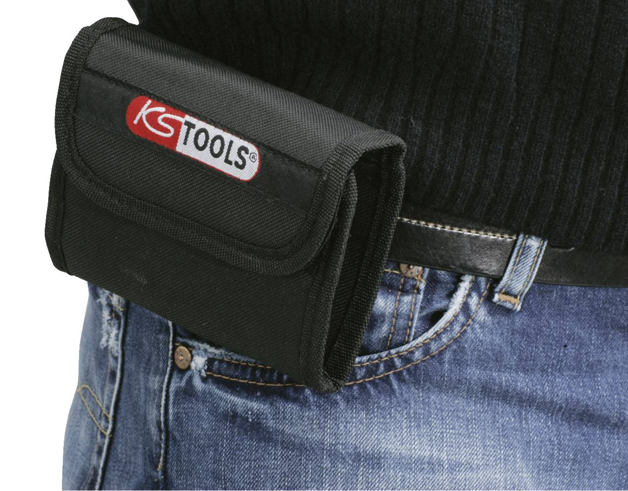 Eine schwarze Werkzeugtasche mit 'KS TOOLS'-Logo, befestigt an einem Gürtel, getragen von einer Person in blauer Jeans.