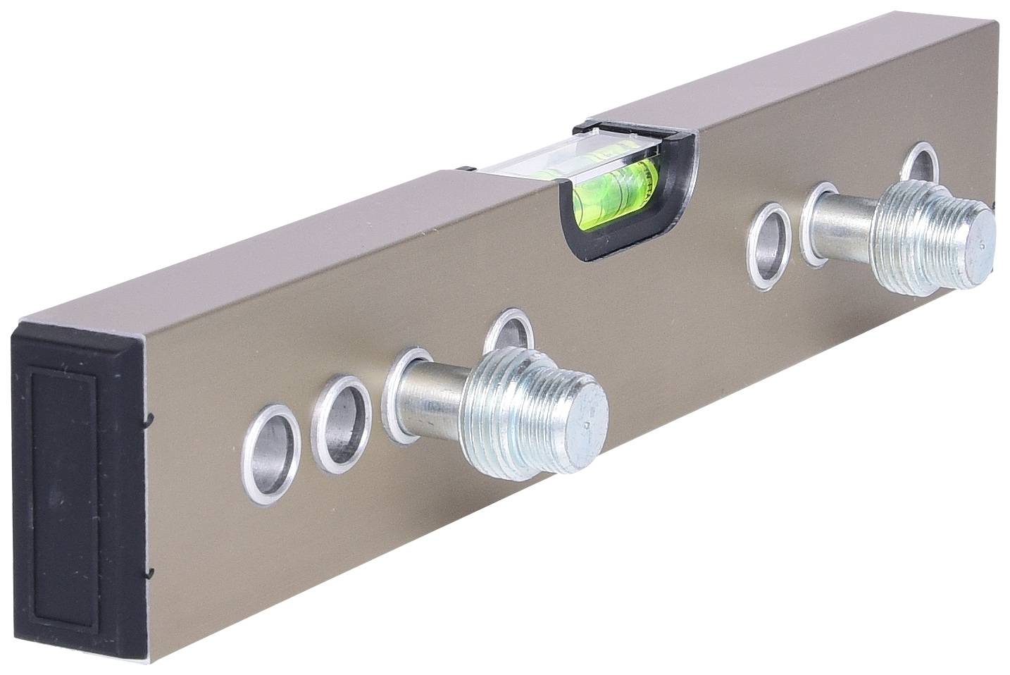 Metallwinkel mit eingebauter Wasserwaage und vier Bohrungen. Zwei Bolzen sind an einer Seite befestigt.