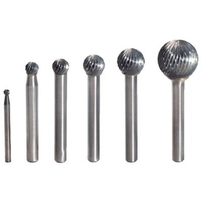 Sechs Metallfräser mit unterschiedlichen Größen, von klein nach groß geordnet. Die Fräser haben kugelförmige Köpfe mit Rillenmuster.