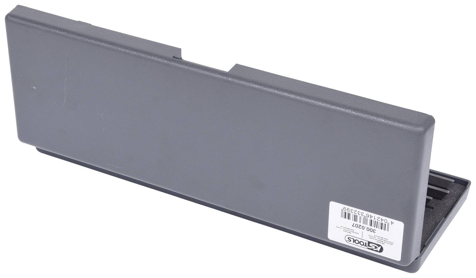 Grauer Plastikdeckel mit rechteckiger Form, Etikett mit Barcode und Nummer. Verwendet für elektronische Geräte als Abdeckung.