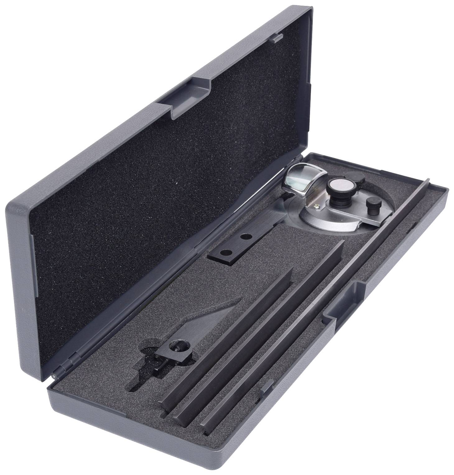 Geöffnetes schwarzes Etui mit Werkzeugen: Mehrere Metallstäbe, ein rundes Messgerät und ein weiteres Anbauteil auf Schaumstoff.