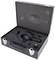 Ein schwarzer Koffer mit Schaumstoffeinlage, die ein Mikrofon und Zubehör sicher hält. Der Koffer ist geöffnet und zeigt den Inhalt.