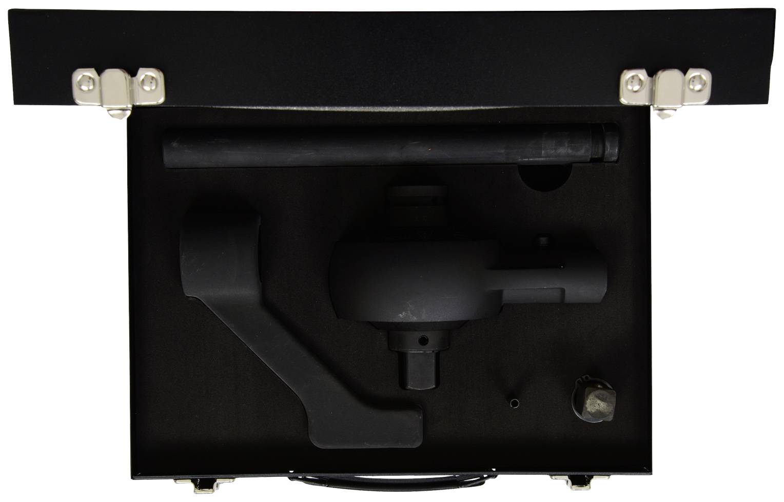 Ein schwarzer Koffer mit einem geformten Schaumstoffeinsatz hält Werkzeuge: einen langen schwarzen Stab und mehrere kleinere Teile.