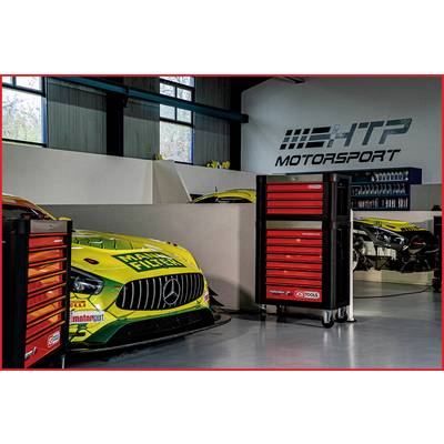 In einer Werkstatt stehen zwei gelbe Rennwagen mit 'MANN-FILTER'-Logo, umgeben von roten Werkzeugschränken. Im Hintergrund steht 'HTP Motorsport'.