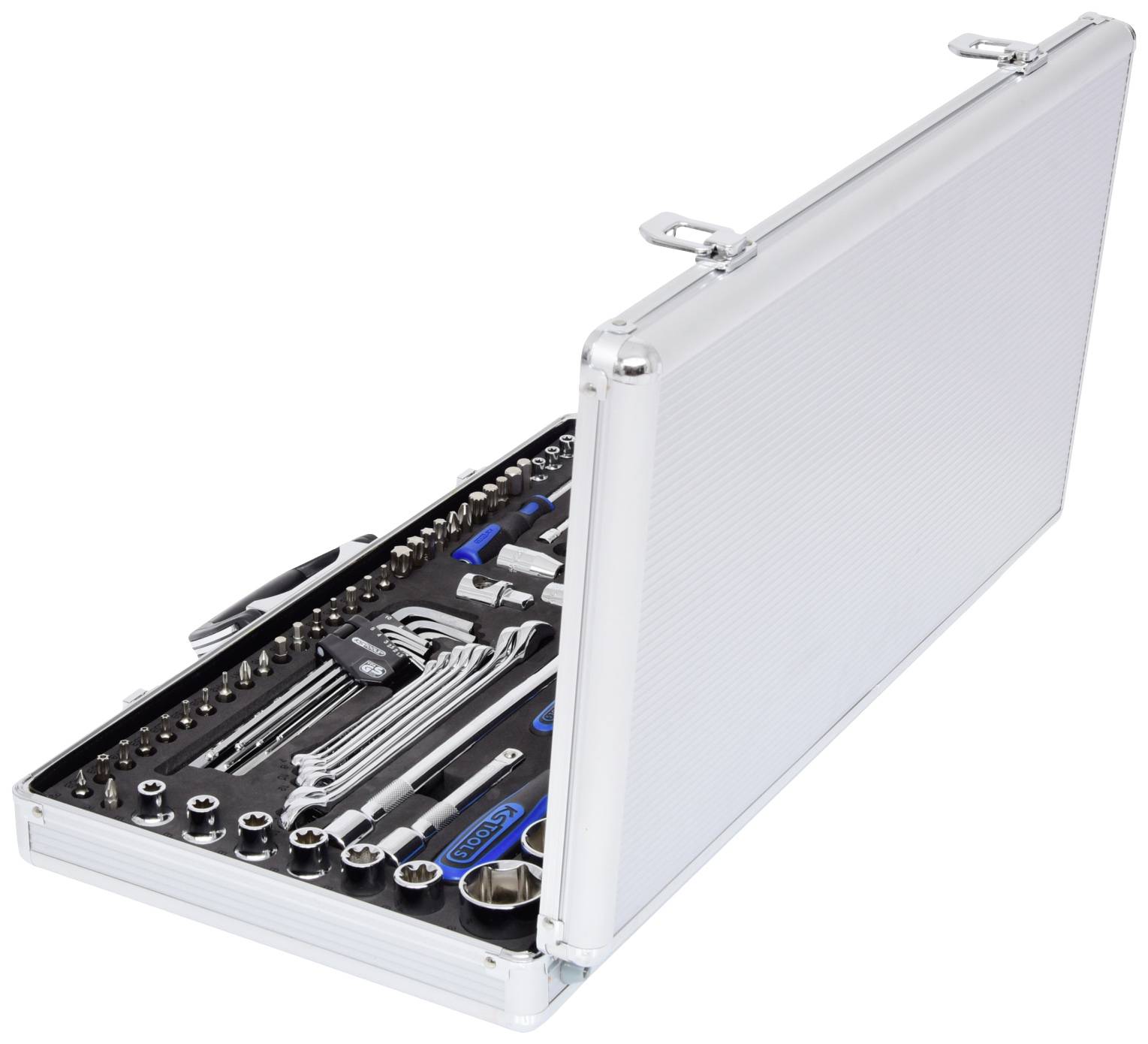 Ein silberner Werkzeugkoffer steht offen und zeigt eine Vielzahl von Werkzeugen, darunter Schraubenschlüssel, Bits und Steckschlüssel.