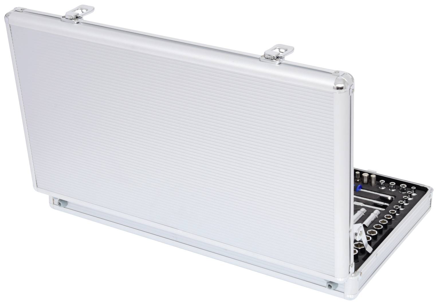 Ein silberner Werkzeugkoffer geöffnet, zeigt verschiedene Schraubenschlüssel, Stecknüsse und Schraubenzieher, ordentlich angeordnet.