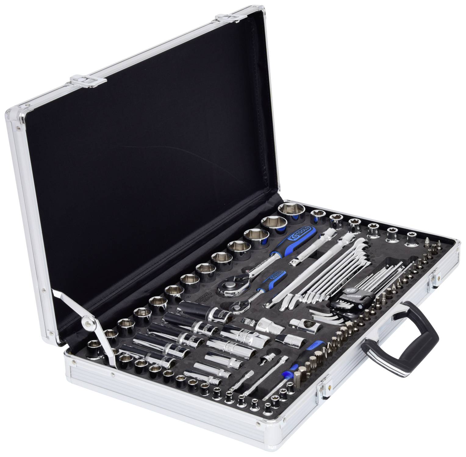 Offener silberner Werkzeugkoffer mit verschiedenen Schraubenschlüsseln, Steckschlüsseln und Ratschengriffen, alle ordentlich angeordnet.