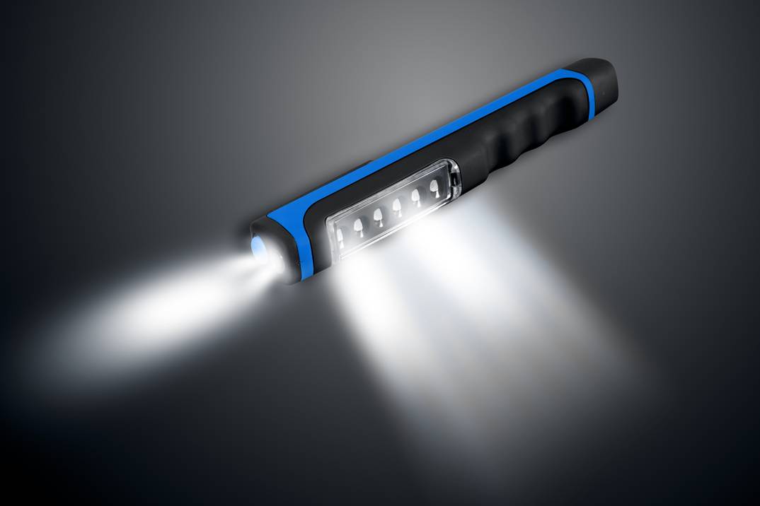 Leuchtstarke Taschenlampe mit blauem Griff und mehreren LEDs strahlt helles Licht in zwei Richtungen aus, auf dunklem Hintergrund.