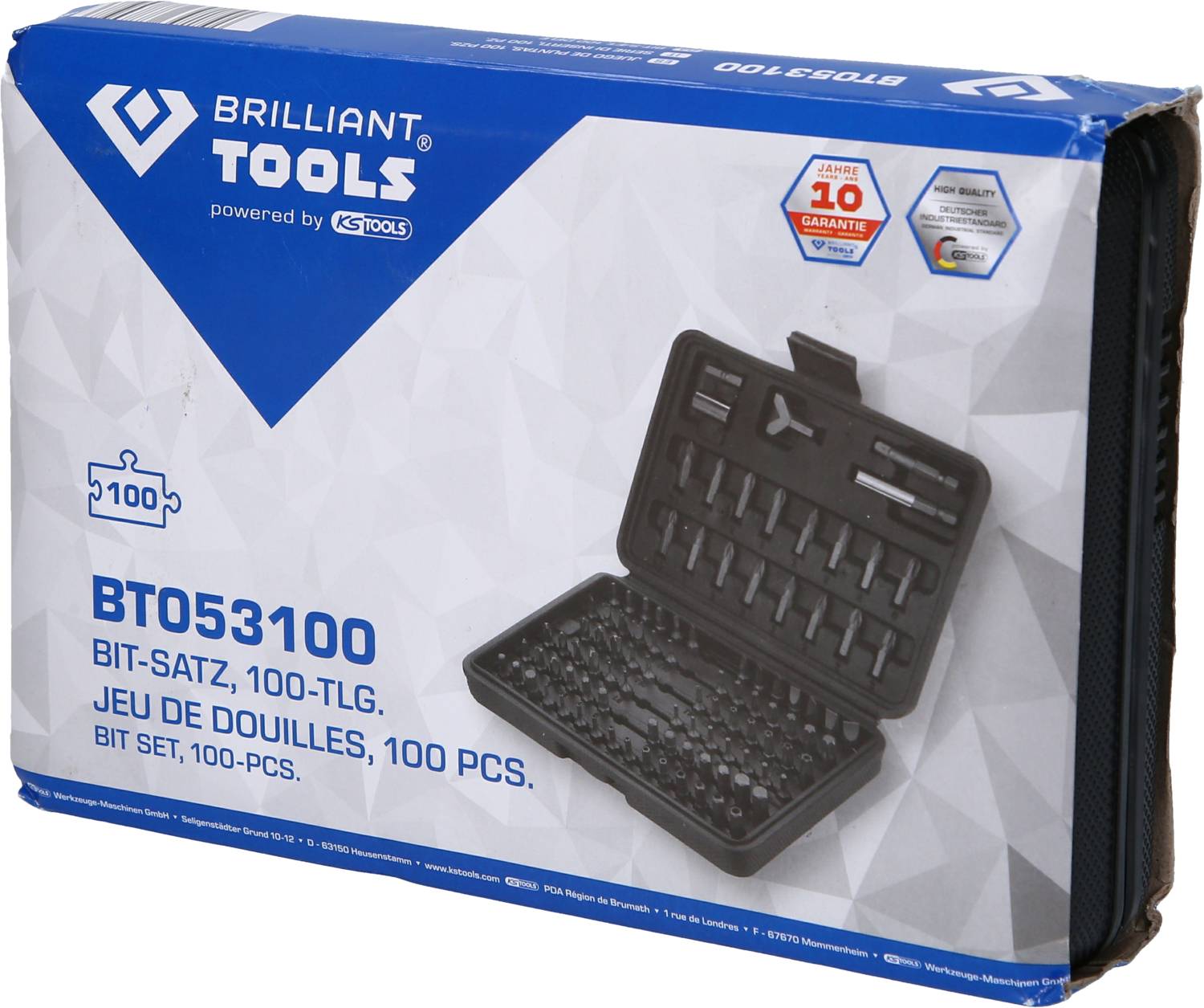 Verpackung eines 100-teiligen Bit-Satzes von Brilliant Tools. Enthält eine Abbildung des geöffneten Bit-Sets in einem stabilen Koffer.