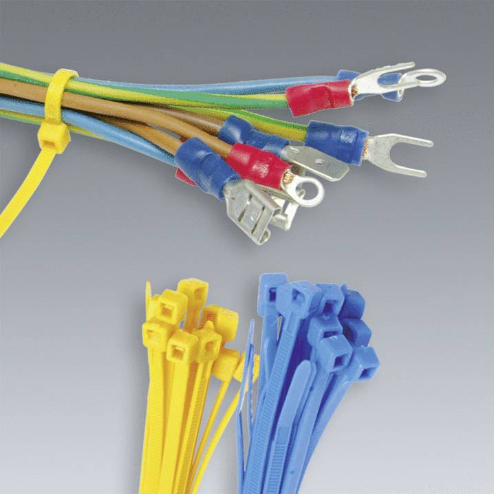 Bunte Kabel mit isolierten Kabelschuhen, daneben gelbe und blaue Kabelbinder. Geeignet für elektrische Verbindungen und Ordnung.