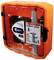 Ein orangefarbener Kasten mit der Aufschrift 'Electrical Rescue Kit 25 KV'. Darin befinden sich Anweisungen zur Rettung bei Stromunfällen.