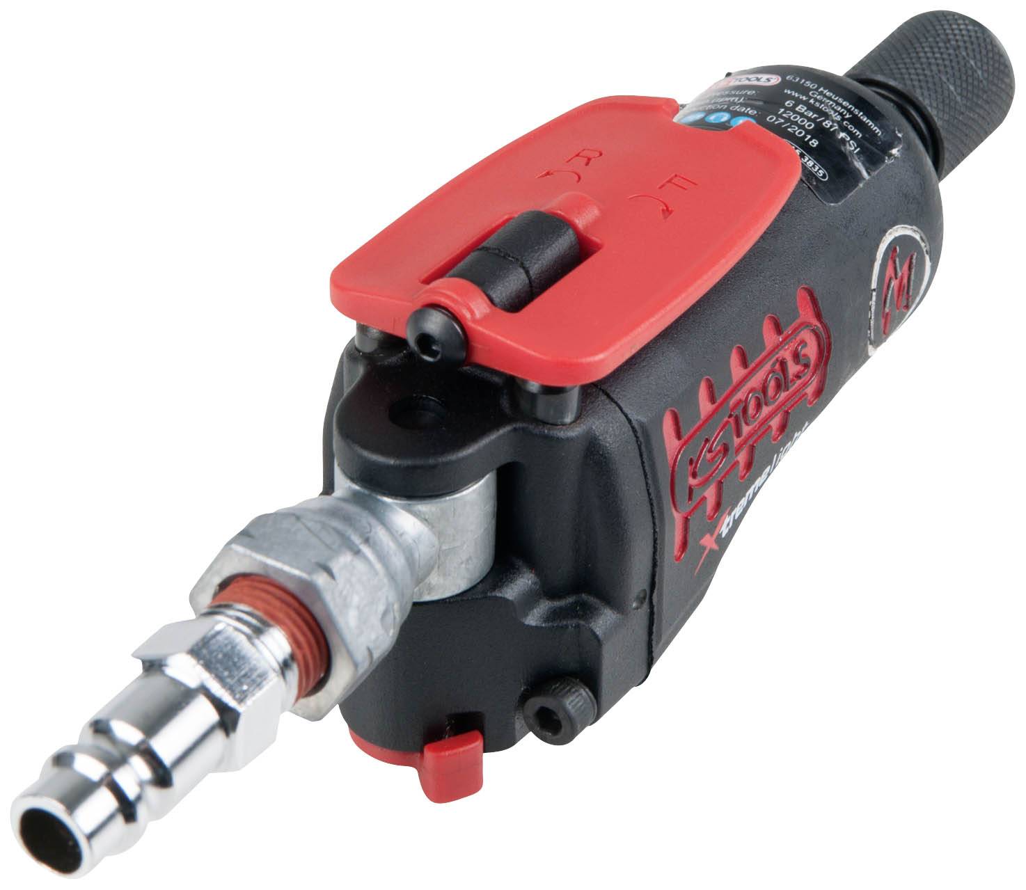 Ein rotes und schwarzes Druckluftgerät mit einem Metallschlauchanschluss, vermutlich ein Druckluftwerkzeug zum Schrauben.