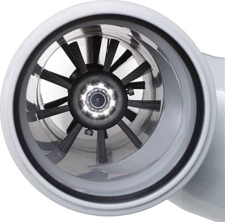 Eine Nahaufnahme eines schwarzen Ventilators mit acht Blättern in einem weißen Gehäuse. Der Ventilator ist in der Mitte des Bildes positioniert.