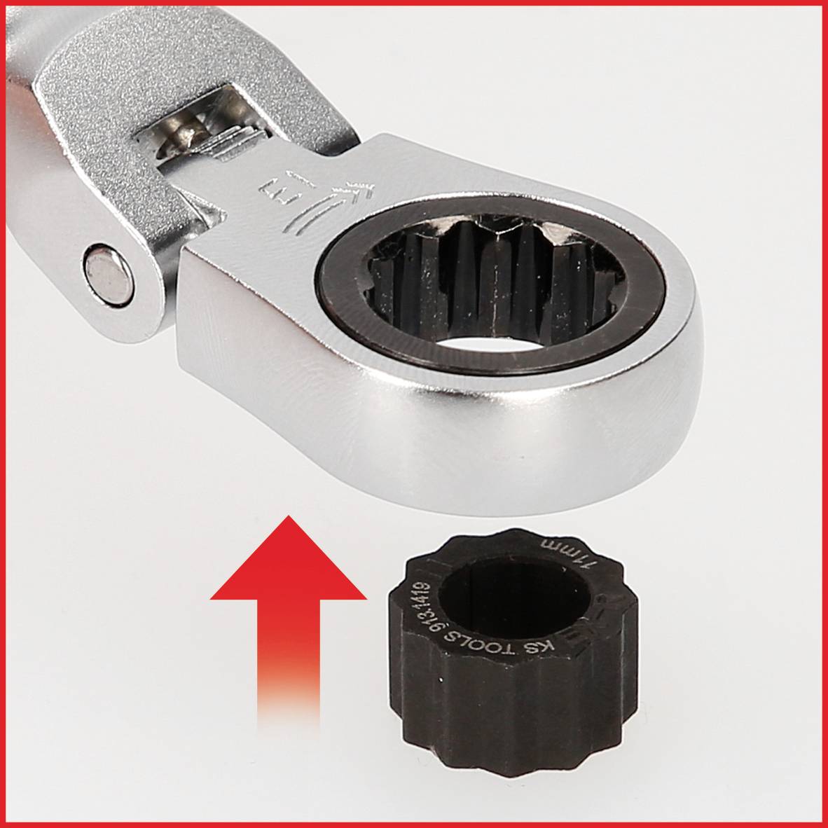 Ratschenschlüssel mit Stecknuss. Ein roter Pfeil weist auf das Einfügen der Stecknuss in den Schlüssel hin.