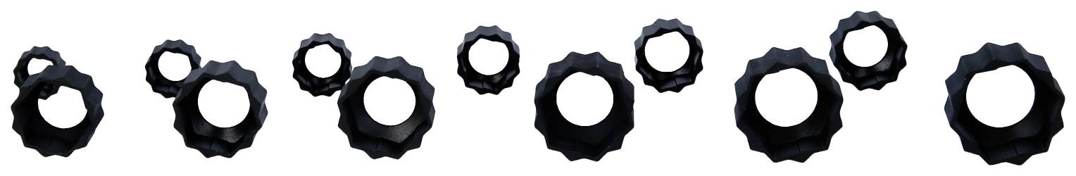 Mehrere schwarze Zahnräder unterschiedlicher Größe schweben verteilt vor weißem Hintergrund.