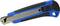 Ein blauer und schwarzer Cutter mit einem ausfahrbaren silbernen Klingenmechanismus, liegt geschlossen vor.