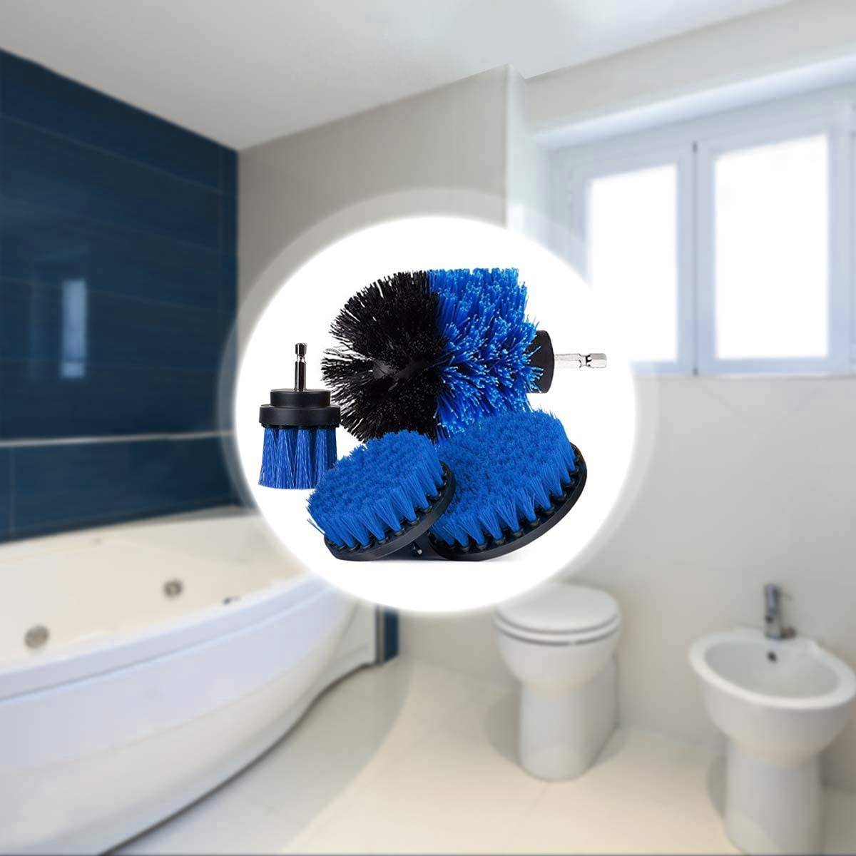 Verschiedene blaue Bürstenaufsätze für Bohrmaschinen werden vor einem modernen Badezimmer mit Badewanne und Waschbecken gezeigt.