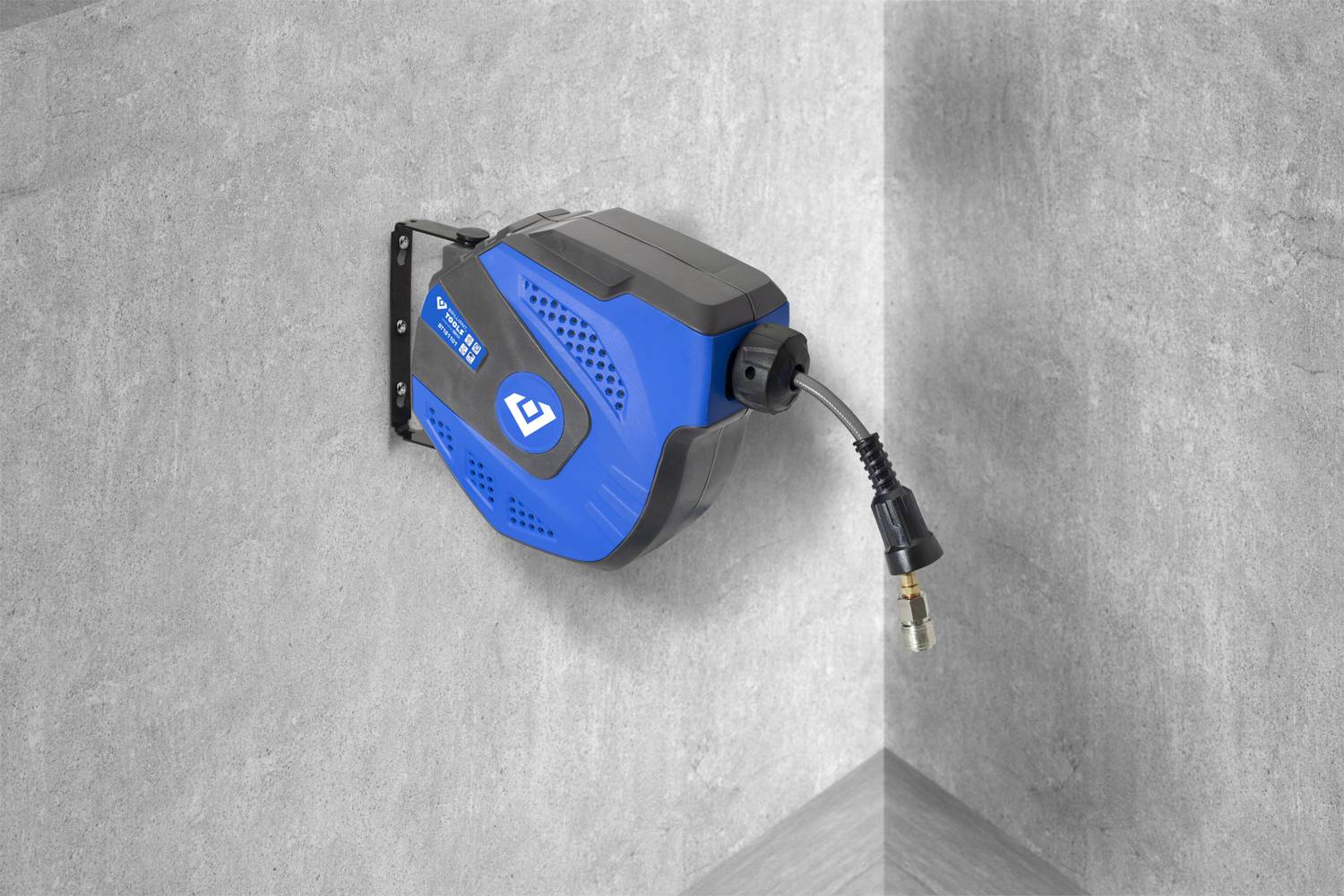 Elektrische Kabeltrommel an der Wand montiert, Kabel teilweise herausgezogen, grauer Hintergrund.