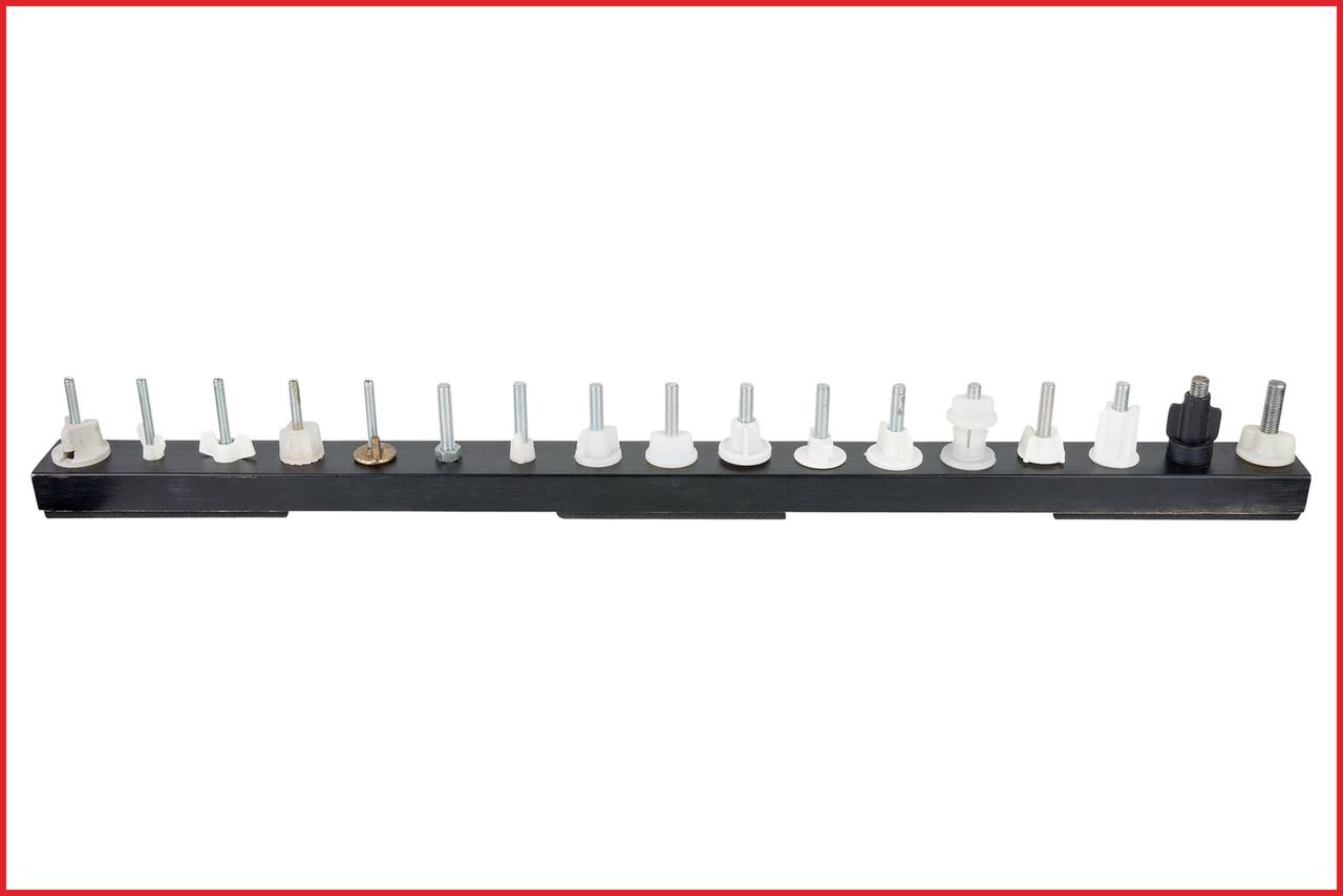 'Reihe von Schrauben und Bolzen verschiedener Größe und Form, angeordnet auf einer schwarzen Halterung.'